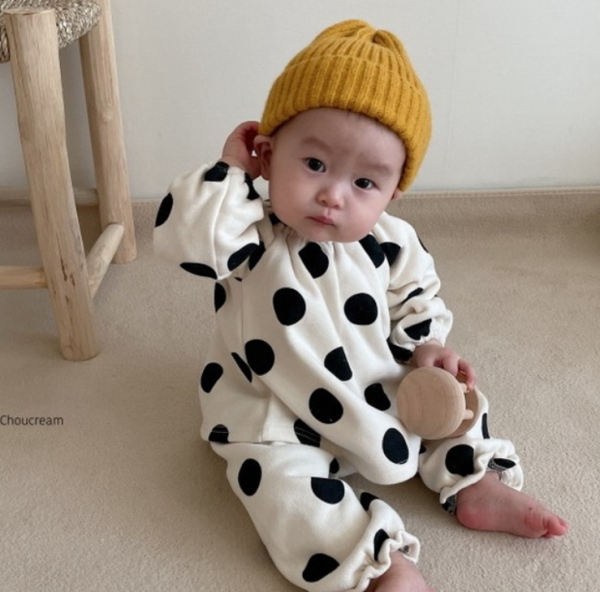 Baju bayi dengan motif polkadot yang menggemaskan